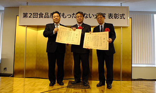  Menicon and Starbucks Share Minister of Agriculture, Forestry and Fisheries’ Award at Food Industry Mottainai Awards for Efforts to Recycle Coffee Grounds (into Cattle Feed) – Awards Ceremony –